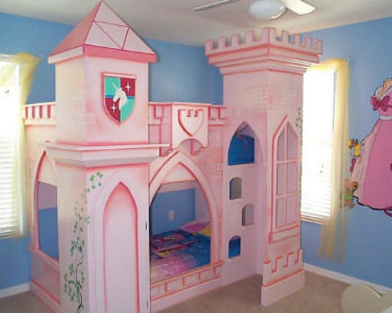 Детский домик в виде замка